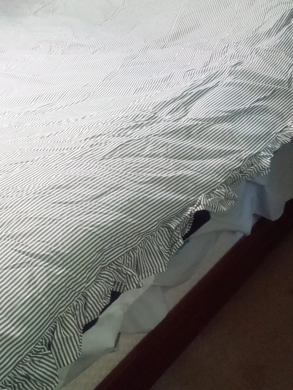 Striped Ruffle Edge Quilt Full Queen White & Gray Stripe New In Pkg